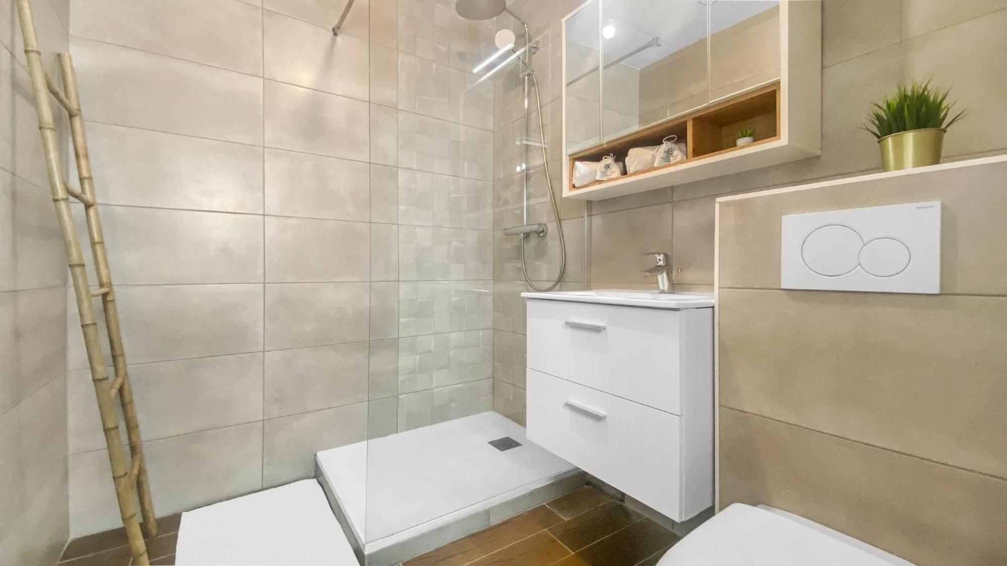 Homey Forest - Hypercentre - Proche Gare Et Tram - Wifi & Netflix Annemasse Luaran gambar